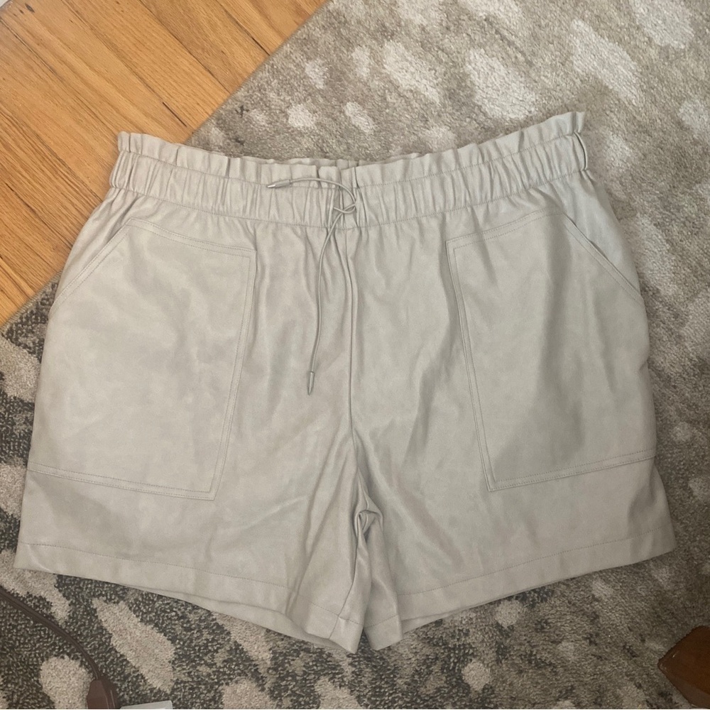Avec les Filles Faux Leather Beige High Waisted Shorts Size 1X NWT - Picture 3 of 9